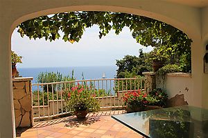 Sehr ruhig gelegene Villa mit herrlicher Meeressicht zur Vermietung 
