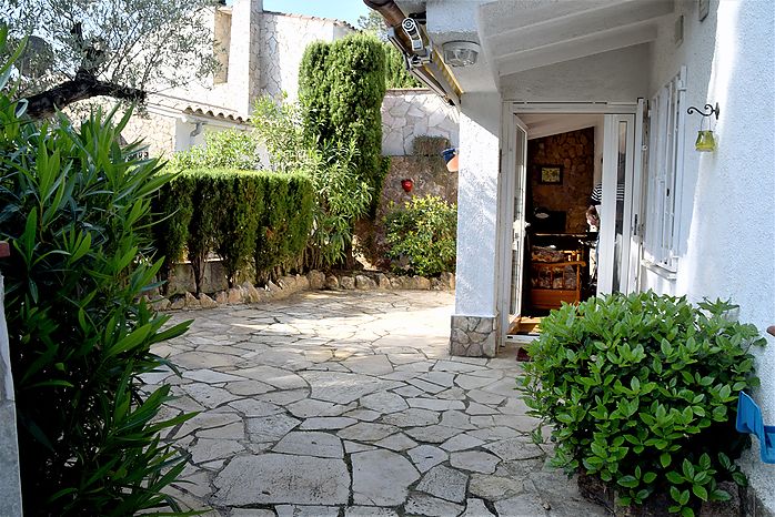 Confortable casa en alquiler con piscina en Cala Canyelles.