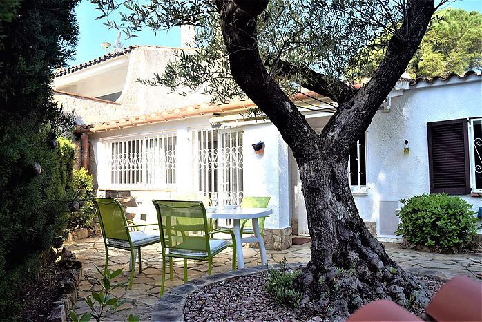 Komfortables Haus mit Swimmingpool in Cala Canyelles zu vermieten