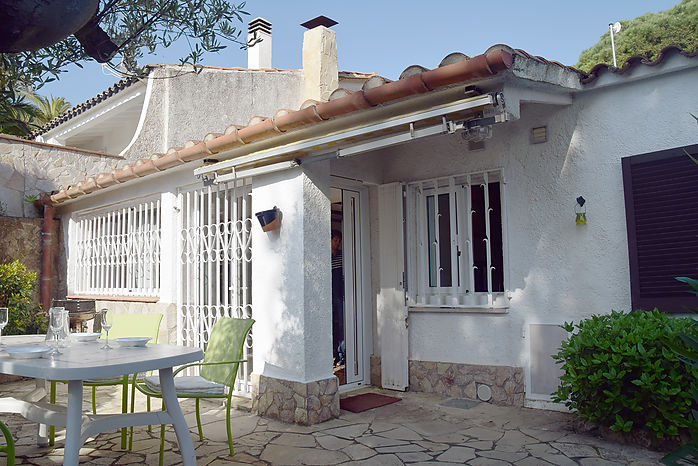 Confortable casa en alquiler con piscina en Cala Canyelles.