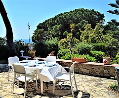 Casa ajardinada bien situada en alquiler en Cala Canyelles (Lloret de Mar)