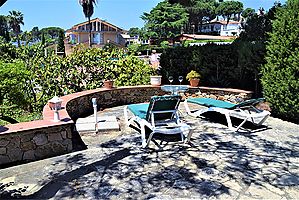 Casa ajardinada bien situada en alquiler en Cala Canyelles (Lloret de Mar)