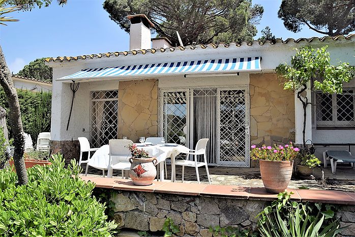 Casa ajardinada bien situada en alquiler en Cala Canyelles (Lloret de Mar)