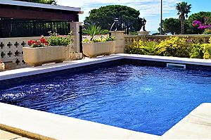  Casa en alquiler con piscina y vistas al mar. (Cala Canyelles-Lloret de Mar) 