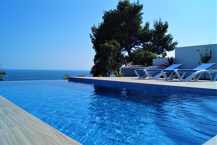 Casa en alquiler con piscina privada y vistas en Cala Canyelles (Lloret de mar)