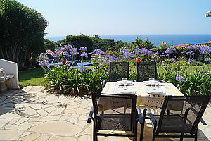 Sommerhaus mit Garten und Meerblick zur vermietung in Cala Canyelles.