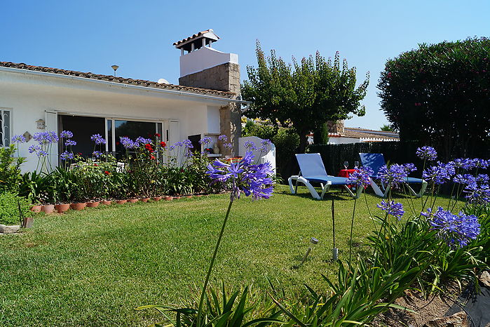 Casa con jardin y vistas al mar en alquiler en Cala Canyelles.