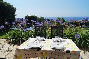 Sommerhaus mit Garten und Meerblick zur vermietung in Cala Canyelles.