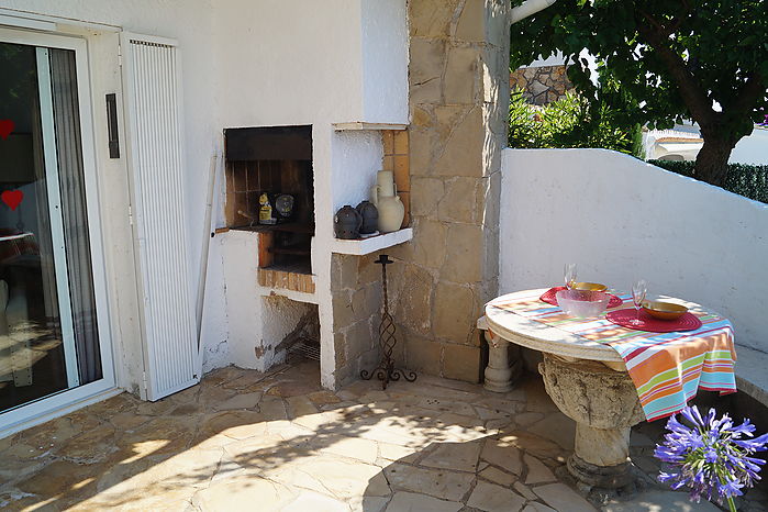 Casa con jardin y vistas al mar en alquiler en Cala Canyelles.