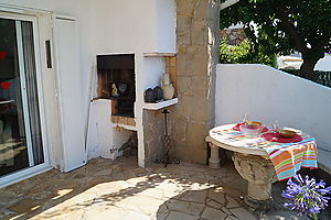 Casa con jardin y vistas al mar en alquiler en Cala Canyelles.