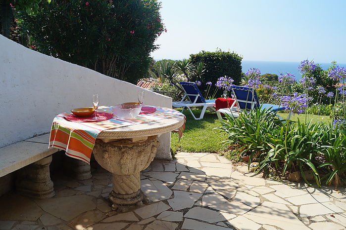 Casa con jardin y vistas al mar en alquiler en Cala Canyelles.