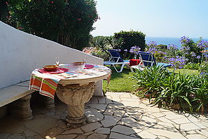 Sommerhaus mit Garten und Meerblick zur vermietung in Cala Canyelles.