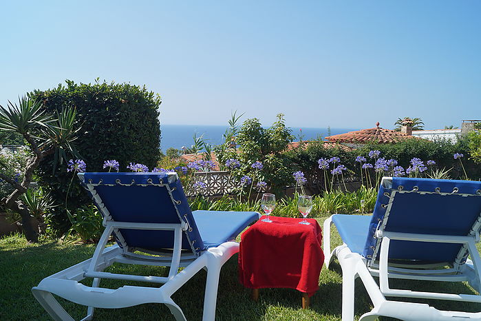 Nice house with garden and seaviews for rent in Cala Canyelles.