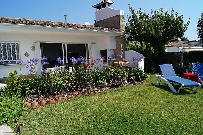 Casa con jardin y vistas al mar en alquiler en Cala Canyelles.