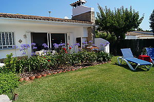 Sommerhaus mit Garten und Meerblick zur vermietung in Cala Canyelles.