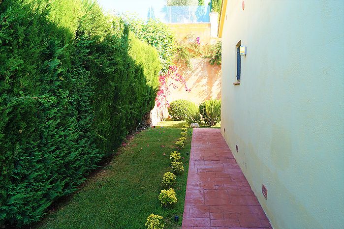 Villa Austria,casa con piscina en venta en Cala Canyelles,Lloret de mar.