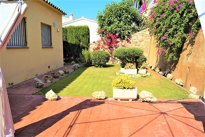 Villa Austria,casa con piscina en venta en Cala Canyelles,Lloret de mar.