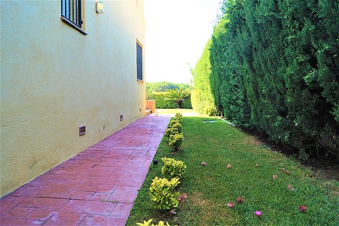 Villa Austria,casa con piscina en venta en Cala Canyelles,Lloret de mar.