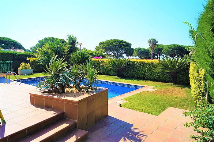 Villa Austria, house with swimming pool for sale in Cala Canyelles, Lloret de Mar.