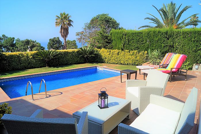 Villa Austria,casa con piscina en venta en Cala Canyelles,Lloret de mar.