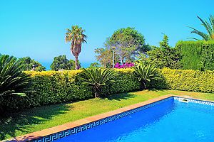 Villa Austria,casa con piscina en venta en Cala Canyelles,Lloret de mar.