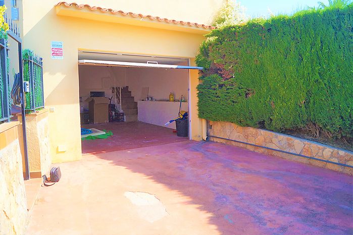 Villa Austria, house with swimming pool for sale in Cala Canyelles, Lloret de Mar.