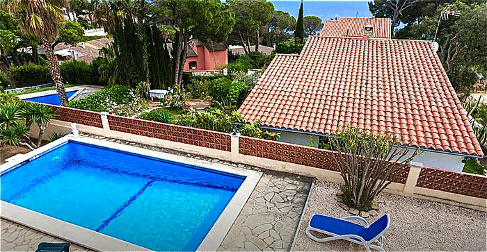 Casa con piscina  y vistas al mar ,zona residencial Cala Canyelles.