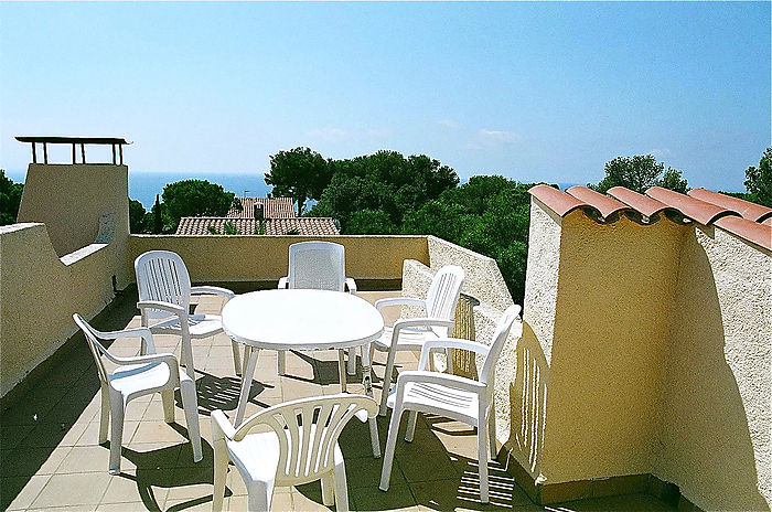 Casa con piscina  y vistas al mar ,zona residencial Cala Canyelles.