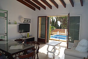 Casa con piscina  y vistas al mar ,zona residencial Cala Canyelles.