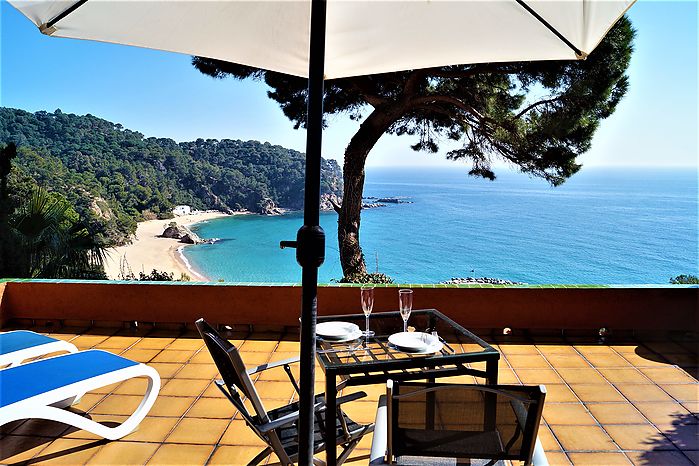 Charmant loft à louer avec spectaculaire vue sur la mer à Cala Canyelles.