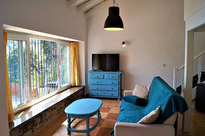 Charmantes Loft mit atemberaubendem Meerblick in Cala Canyelles zu vermieten.