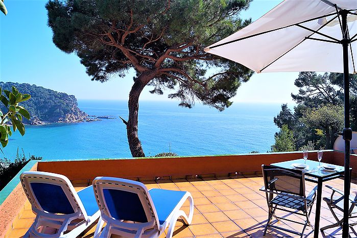 Lovely loft with breathtaking sea views for rent in Cala Canyelles.