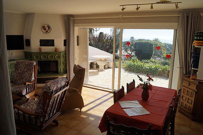Casa con jardin y vistas al mar en alquiler en Cala Canyelles.