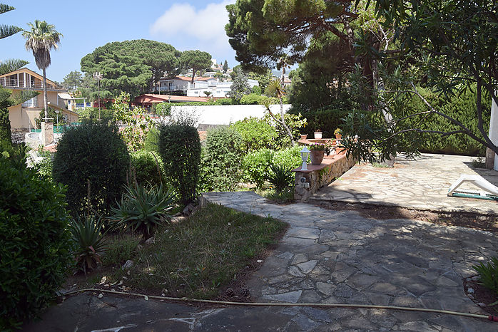 Well situated house with garden for rent in Cala Canyelles (Lloret de Mar)