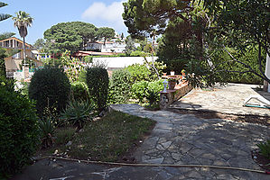 Casa ajardinada bien situada en alquiler en Cala Canyelles (Lloret de Mar)