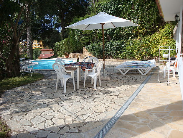 Casa con piscina privada a 200 metros de la Playa de Cala Canyelles.