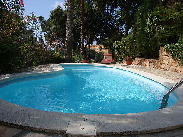 Casa con piscina privada a 200 metros de la Playa de Cala Canyelles.