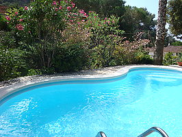 Casa con piscina privada a 200 metros de la Playa de Cala Canyelles.