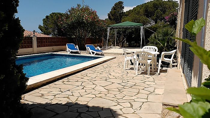 Hibiscus.Maison avec piscine et vue sur la mer, quartier résidentiel anyelles. Cala Canyelles