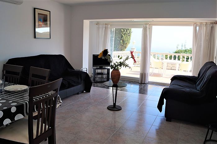 Modernised house with sea views for rent in Canyelles.