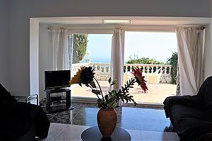 Modernised house with sea views for rent in Canyelles.