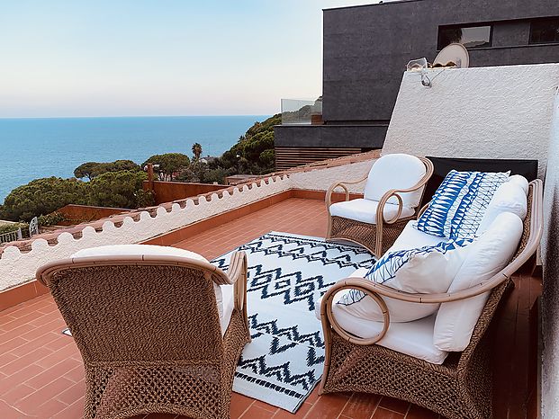 Casa en alquiler en excelente ubicación sobre la bahia de Cala Canyelles.