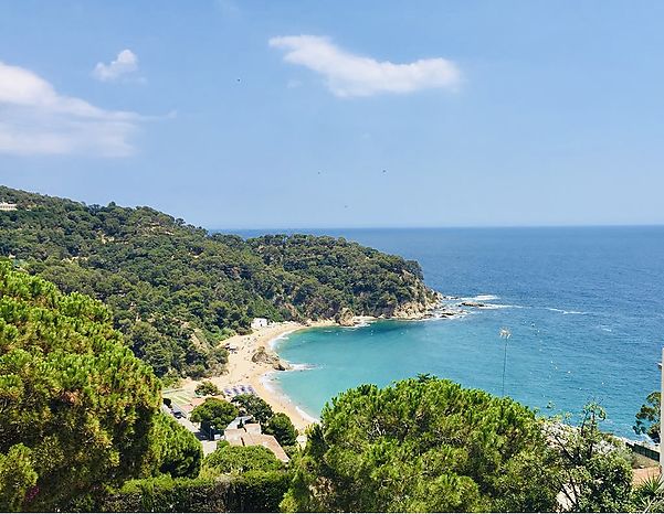 Casa en alquiler en excelente ubicación sobre la bahia de Cala Canyelles.