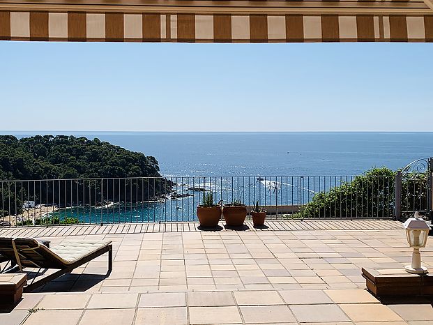 Nice located house for rent overlooking the bay of Cala Canyelles.