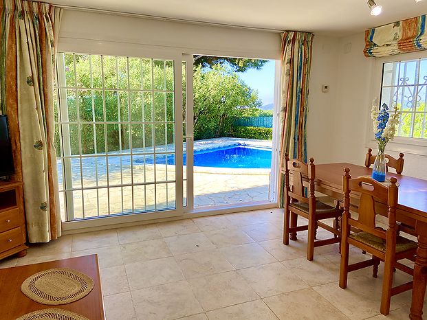 Casa en alquiler con piscina privada cerca de la playa de Cala Canyelles. 