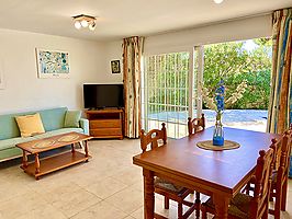 Casa en alquiler con piscina privada cerca de la playa de Cala Canyelles. 