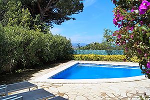 Casa en alquiler con piscina privada cerca de la playa de Cala Canyelles. 