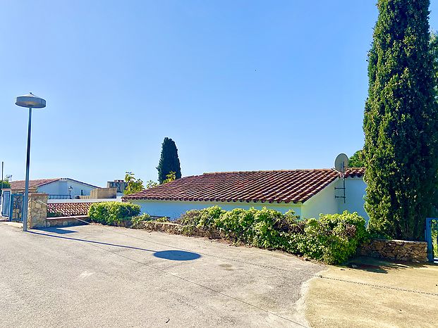 Maison en location avec piscine privée près de la plage Cala Canyelles.