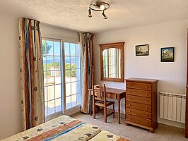 Casa en alquiler con piscina privada cerca de la playa de Cala Canyelles. 