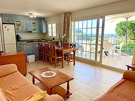 Casa en alquiler con piscina privada cerca de la playa de Cala Canyelles. 